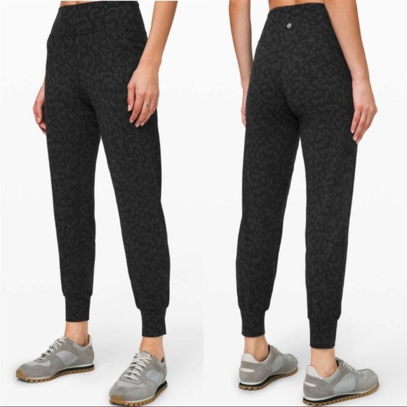 Lululemon black dark gray leopard print high rise jogger...